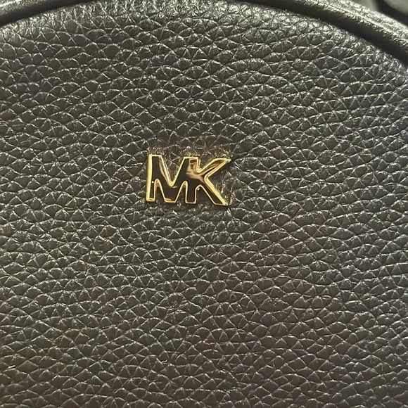 Michael Kors Black Pebbled Leather Canteen Crossbody Bag with Gold Hardware - Picture 4 of 12